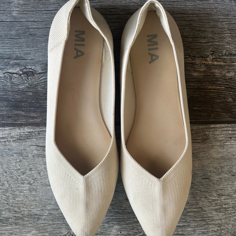 MIA Cream Ballet Flat
Size 9